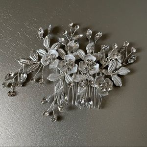 Silver flower and rhinestone bridal hair comb